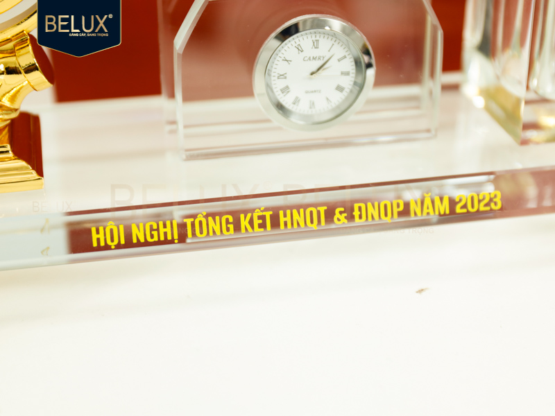 Lô đế bút pha lê Hội Nghị Tổng Kết HNQT D17 bằng đồng thiết kế theo yêu cầu